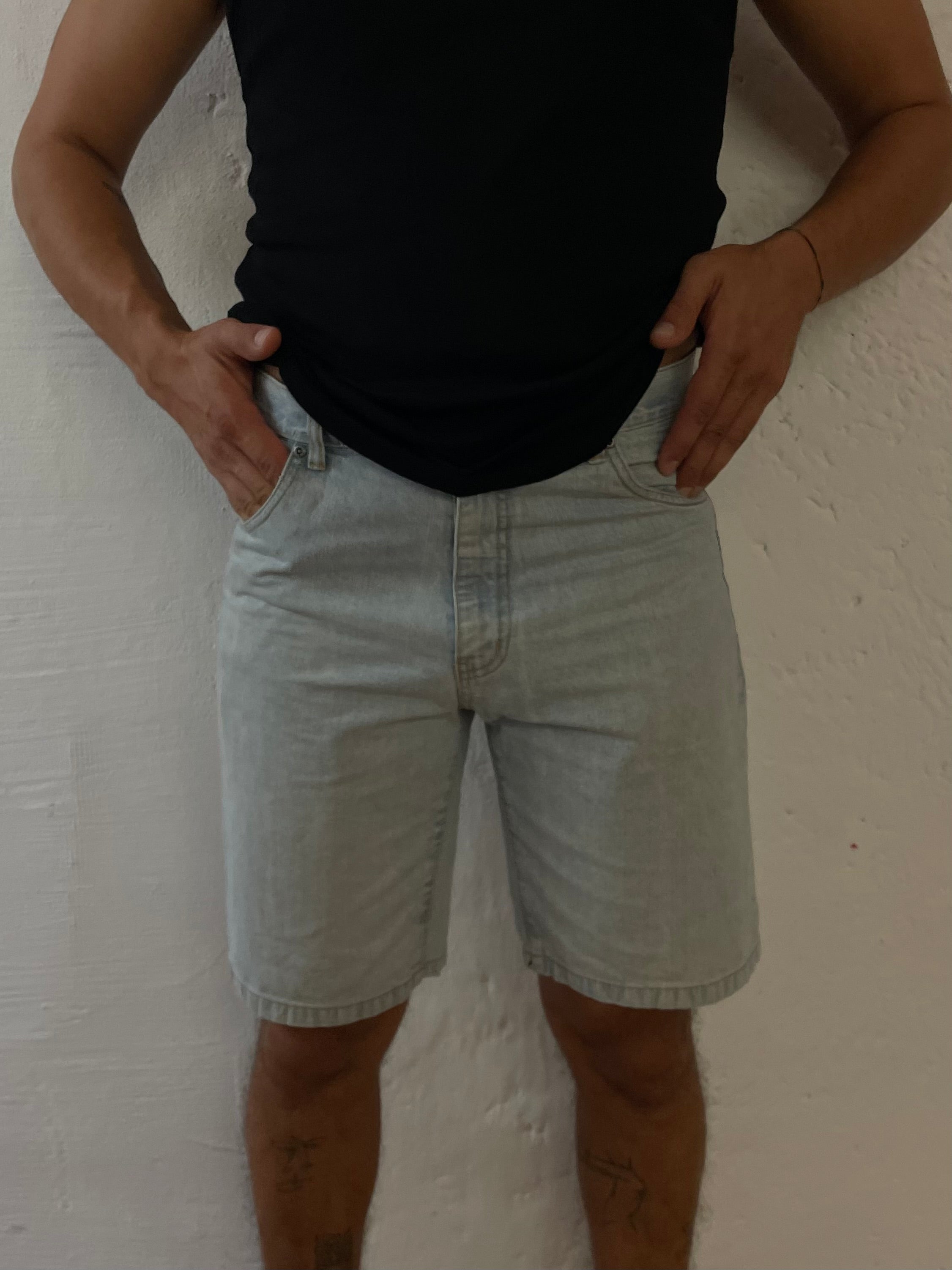 Kurze Jeanshorts hellblau