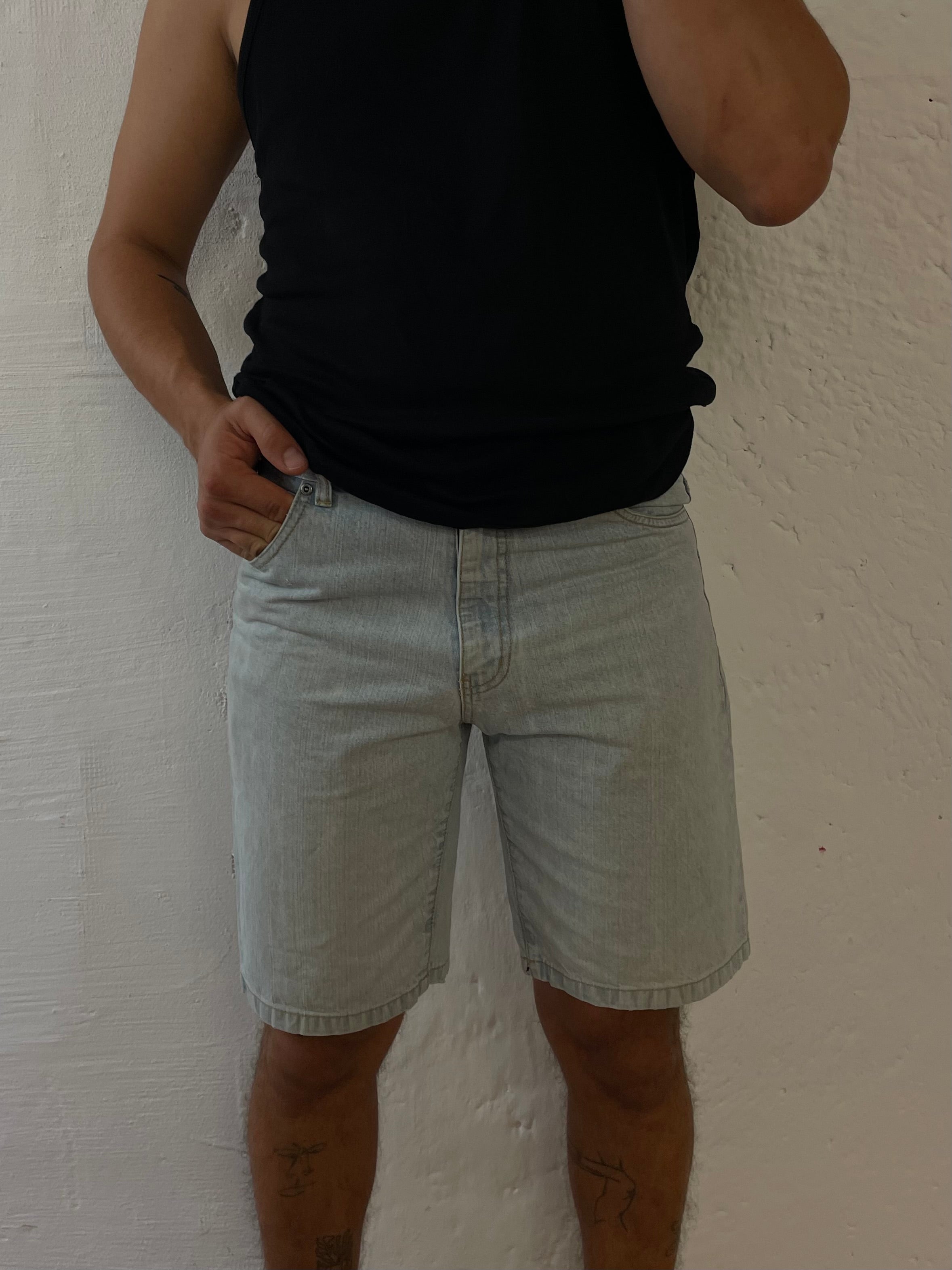 Kurze Jeanshorts hellblau