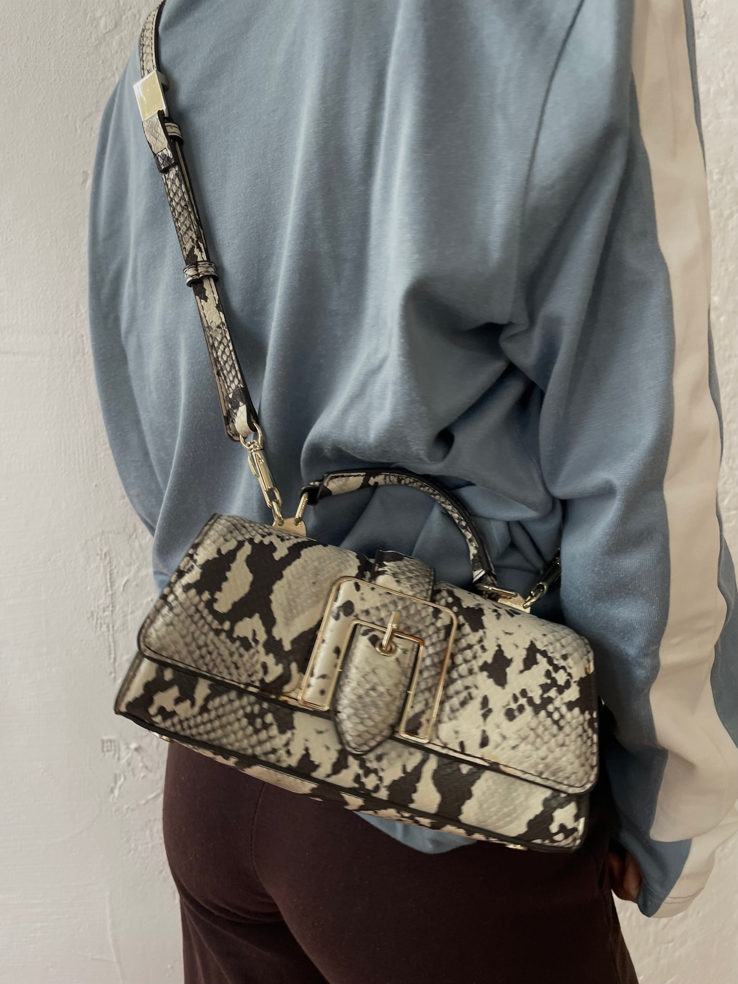 Schwarz/weiß gefleckte Tasche