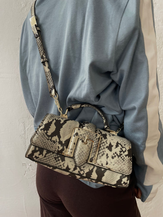 Schwarz/weiß gefleckte Tasche