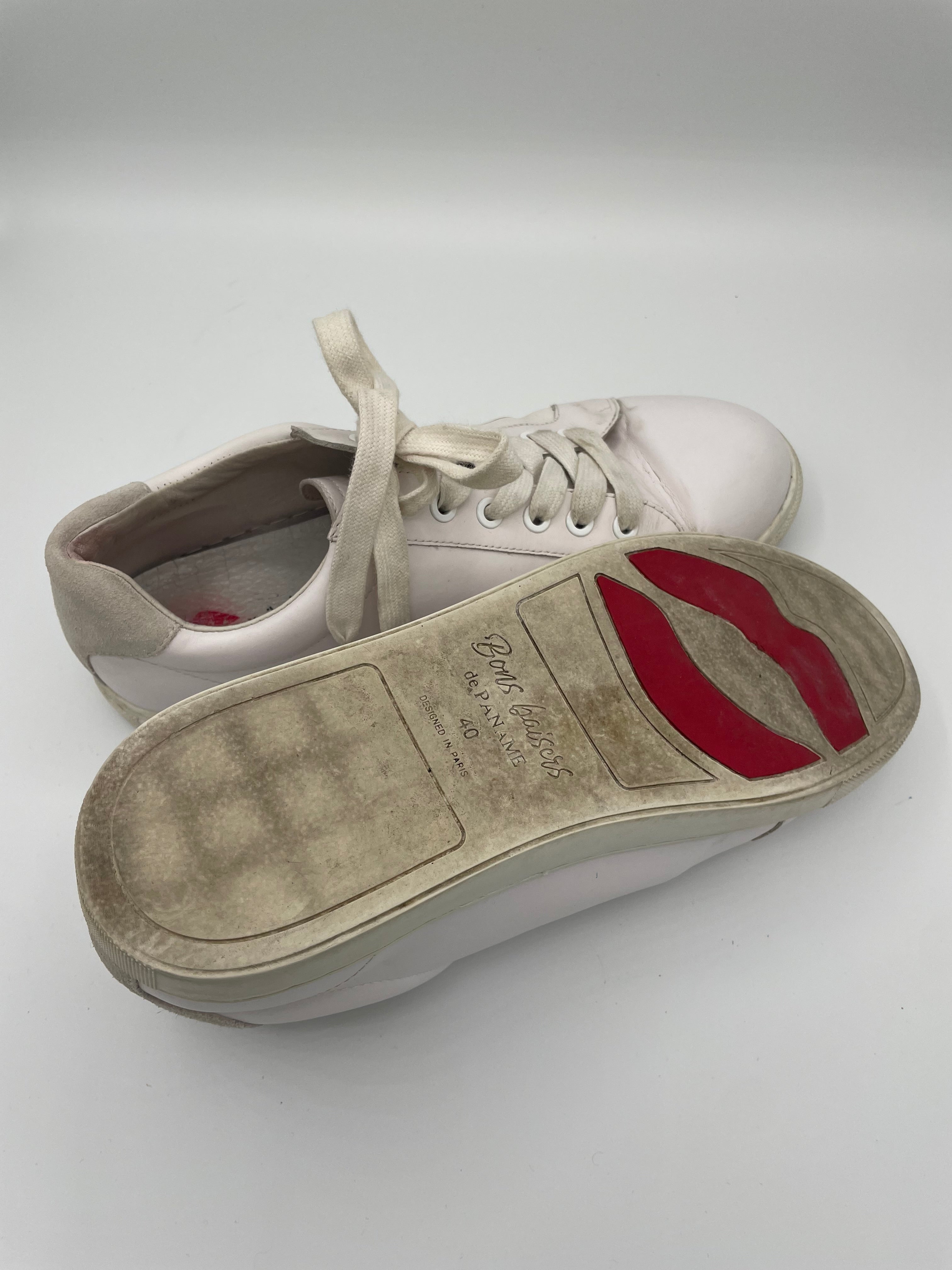 Sneakers mit küssenden Menschen - Kleiderhaufen - Default Title