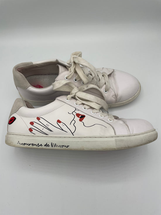 Sneakers mit küssenden Menschen