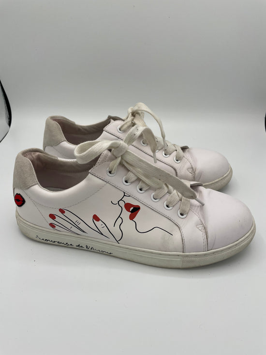 Sneakers mit küssenden Menschen