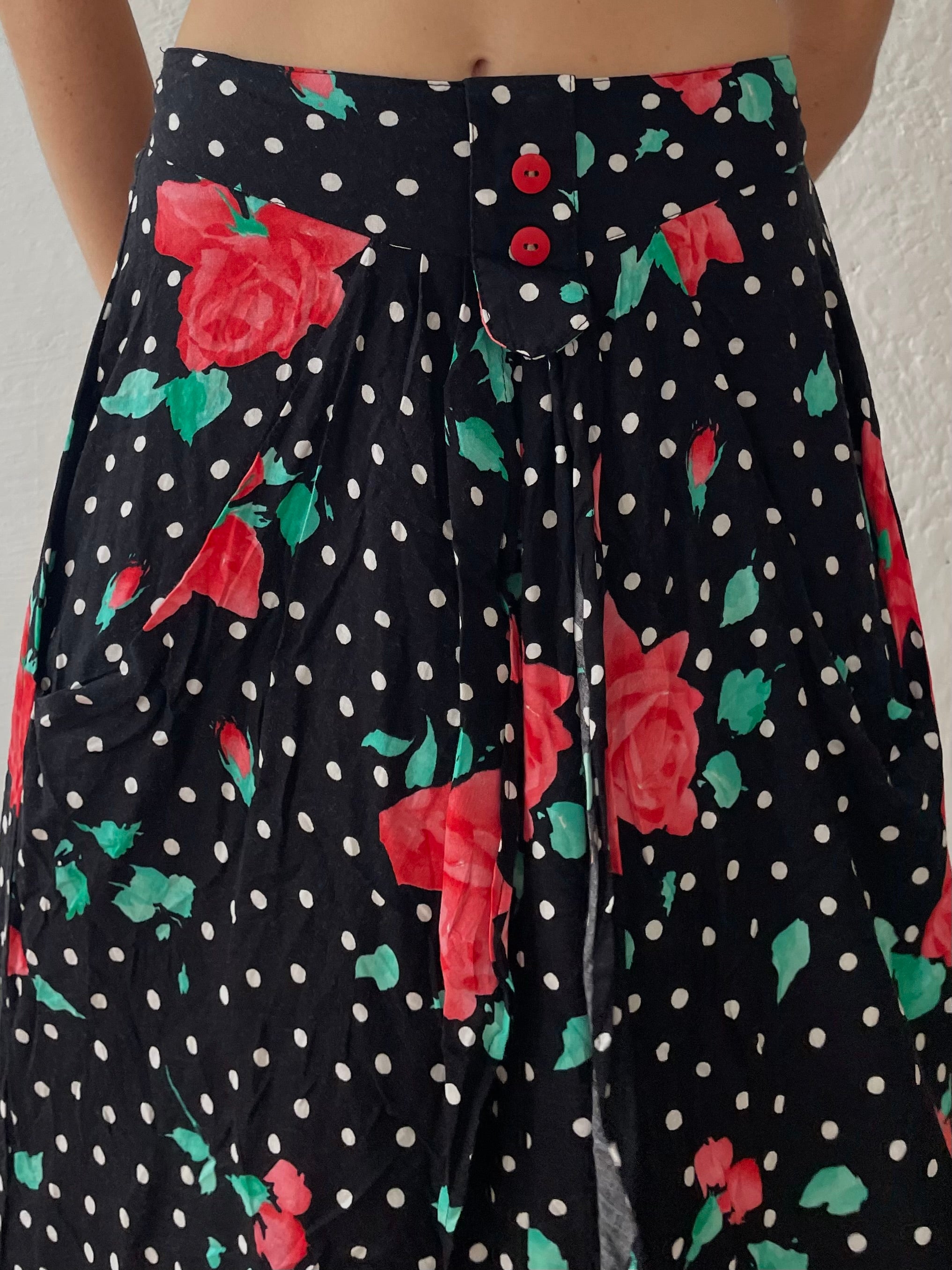 Langer schwarzer Rock mit Roten Blumen S - Kleiderhaufen - Default Title