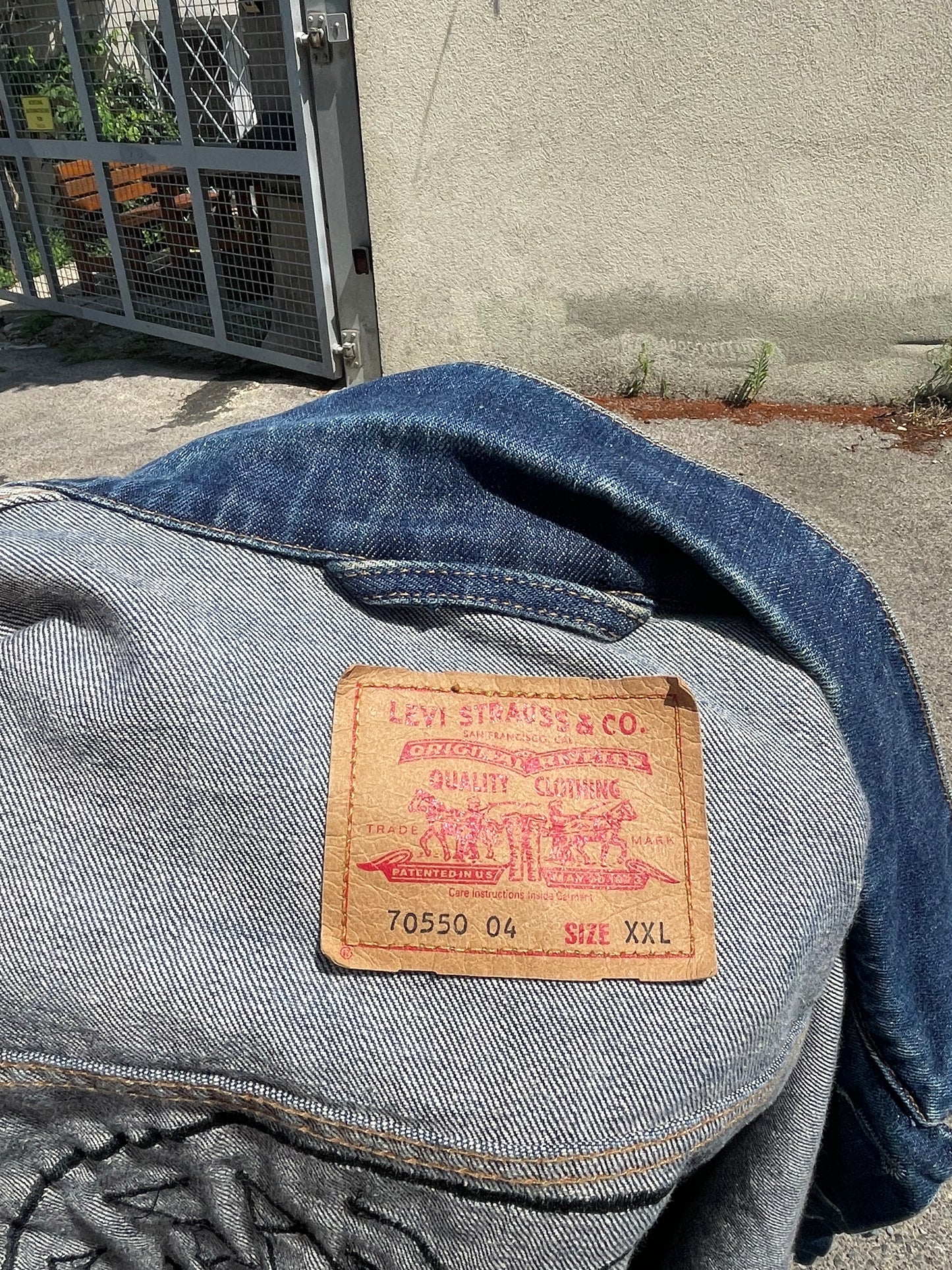 Levis Jeans Jacke mit gelben Rückenpatch