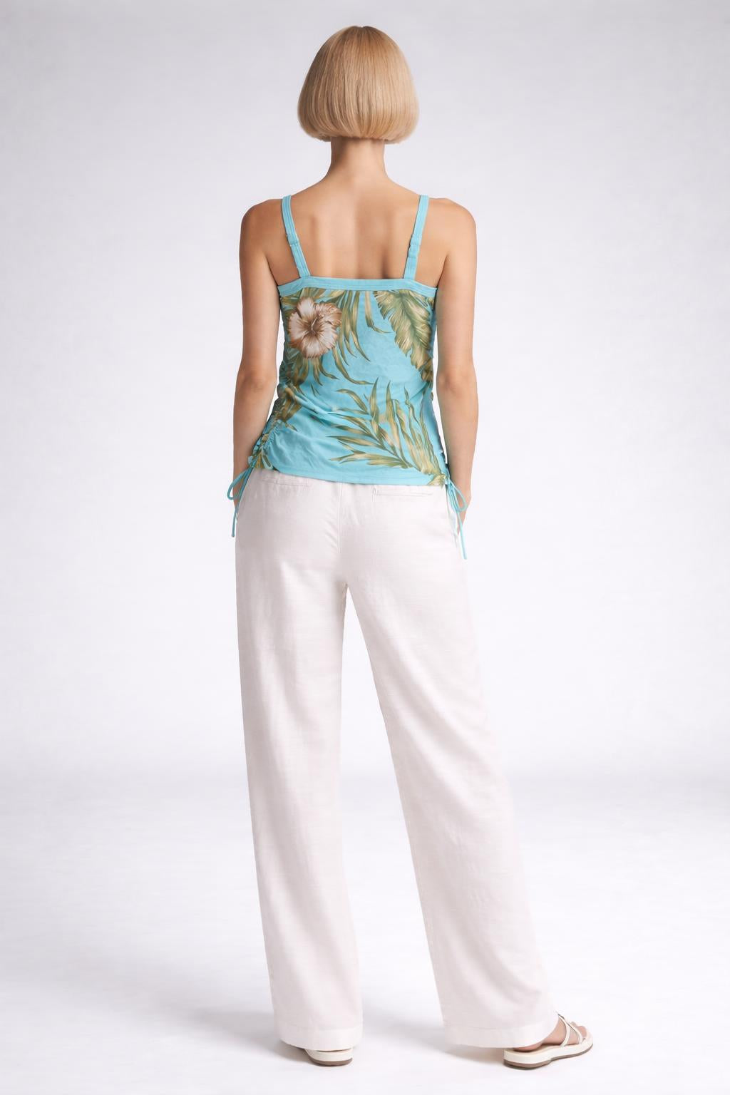 Back pose of the model wearing top