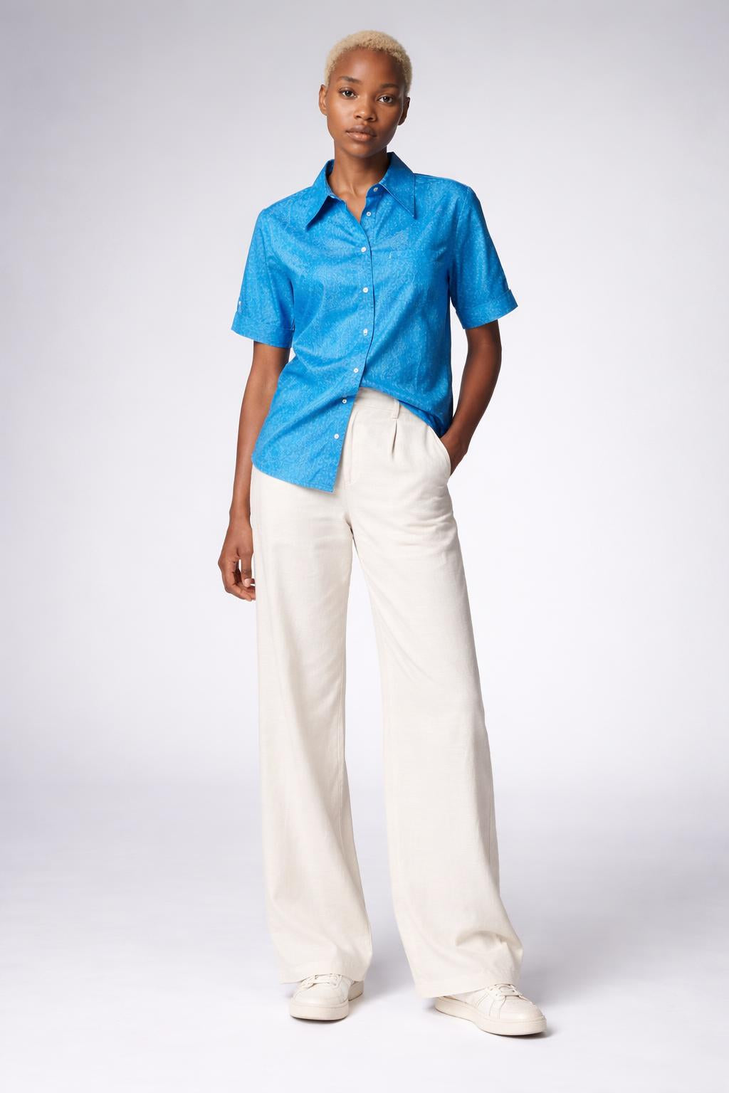 Full body view of the model wearing Türkises Damen-Kurzarmhemd mit Muster