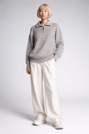 Full body view of the model wearing Maglieria Milano Strickpullover mit Reißverschluss - Grau/Braun