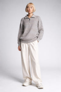 Full body view of the model wearing Maglieria Milano Strickpullover mit Reißverschluss - Grau/Braun