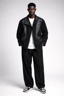 Full body view of the model wearing Lederjacke Herren