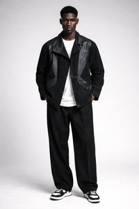 Full body view of the model wearing Lederjacke Herren