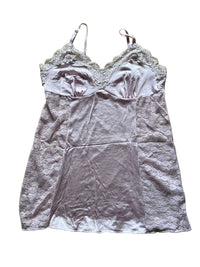 Rosa Negligé mit Spitzendetails