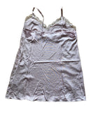 Rosa Negligé mit Spitzendetails