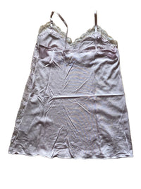 Rosa Negligé mit Spitzendetails