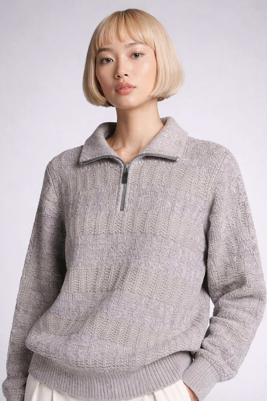 Close-up of the model wearing Maglieria Milano Strickpullover mit Reißverschluss - Grau/Braun