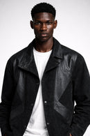 Close-up of the model wearing Lederjacke Herren
